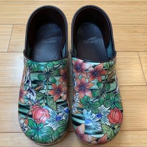 dansko jungle flower